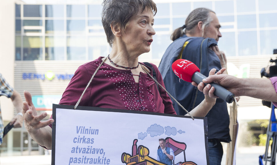 protestas prie&scaron; lietuvių ra&scaron;ytojų memorialinių erdvių naikinimą.