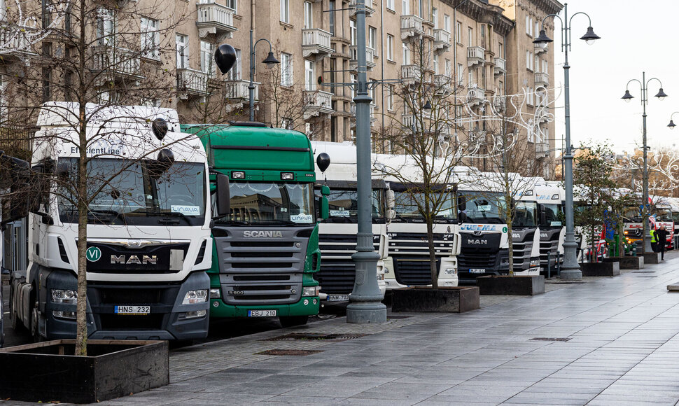 Lietuvos vežėjų asociacija ruo&scaron;iasi protestui prie Seimo