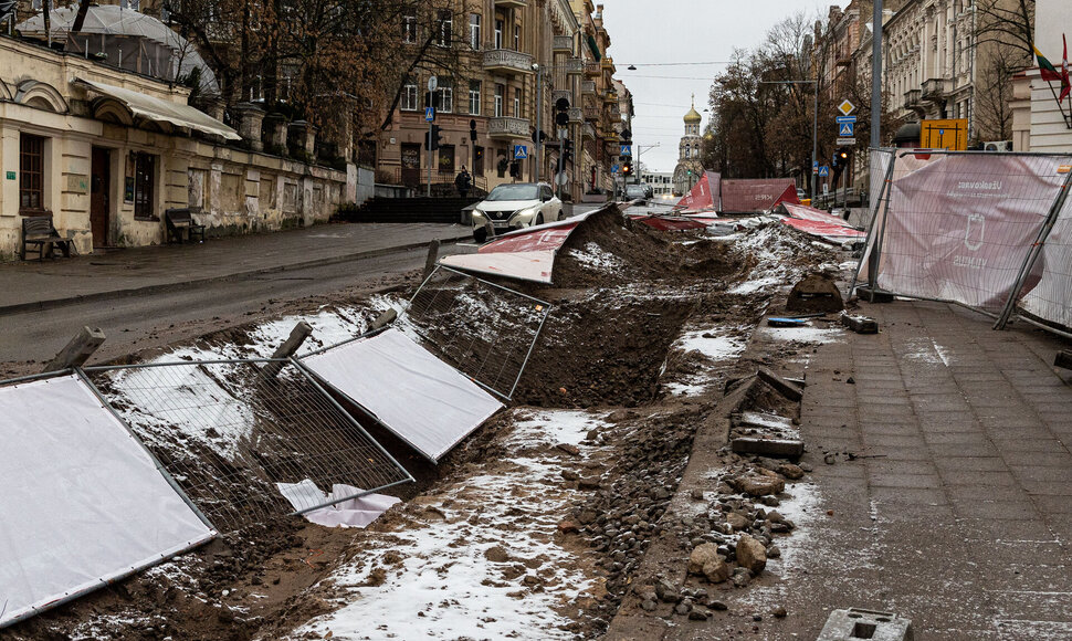 Stiprus vėjas Vilniuje i&scaron;vartė apsaugines tvoras 