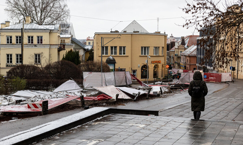 Stiprus vėjas Vilniuje išvartė apsaugines tvoras