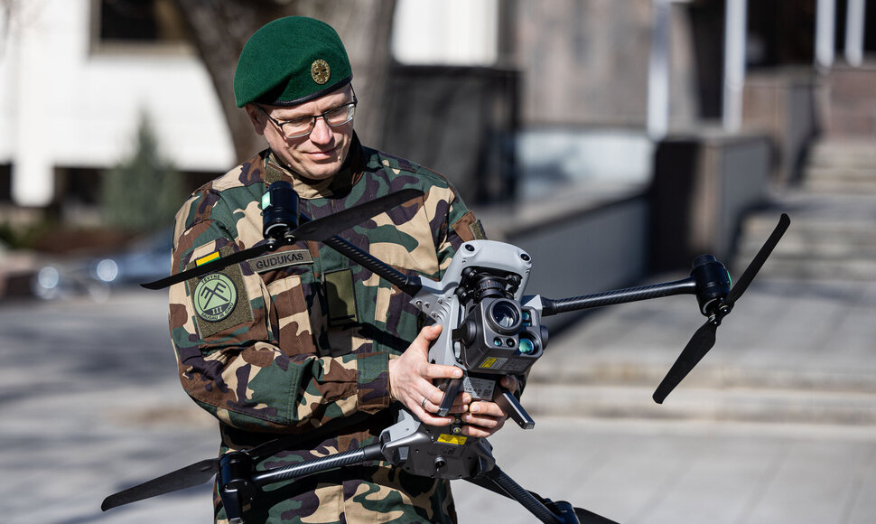 Dronų skirtų kovai su kontrabanda ir hibridinėmis grėsmėmis Lietuvos pasienyje perdavimas