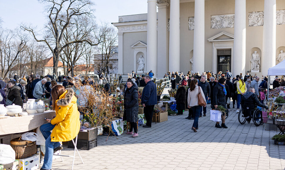 Verbų sekmadienio mugė prie Vilniaus Katedros