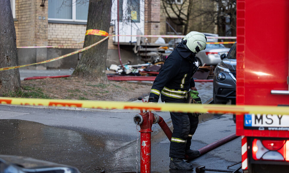 Tyzenhauzų gatvėje užsidegė butas
