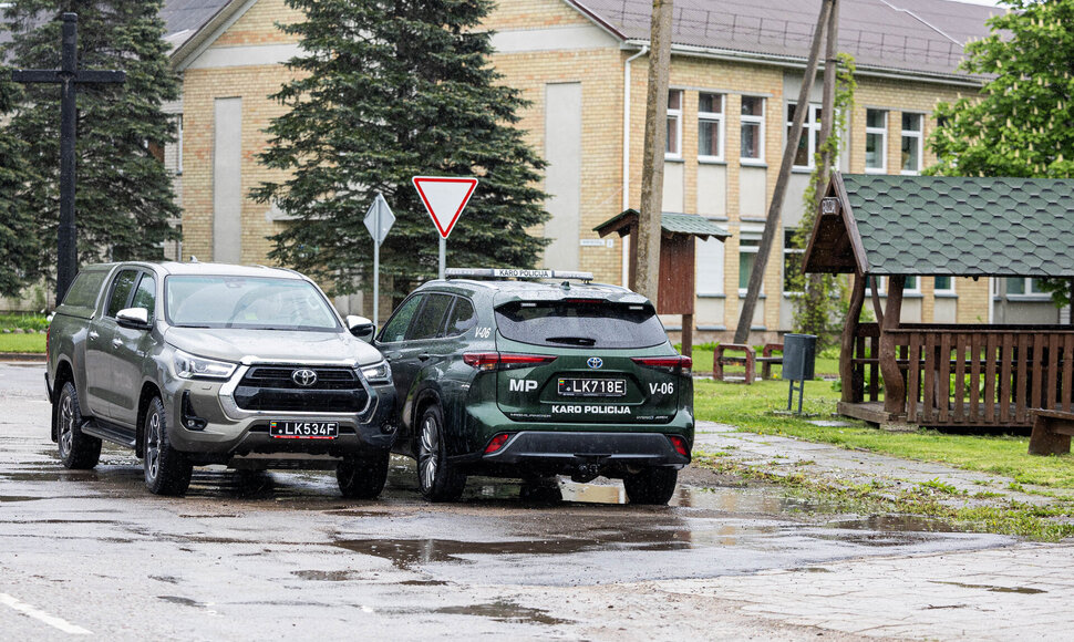 Gudžių kaime Karo policija ir Lietuvos kariuomenė ieško drono