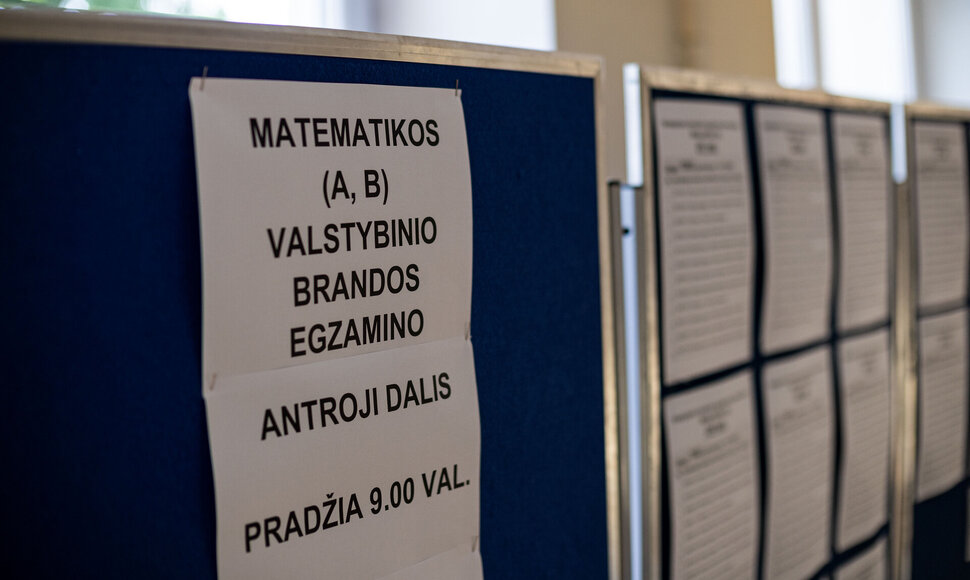 Abiturientai laiko valstybinį matematikos egzaminą