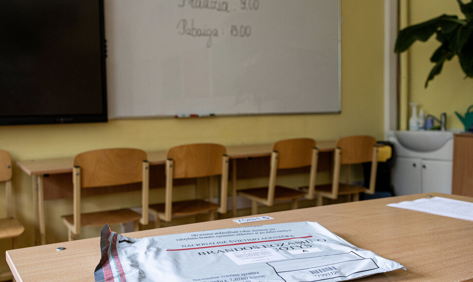 Abiturientai laiko valstybinį matematikos egzaminą