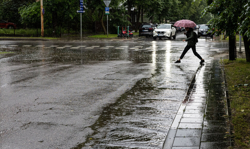 Nuo gausaus lietaus patvinusi gatvė Žveryne