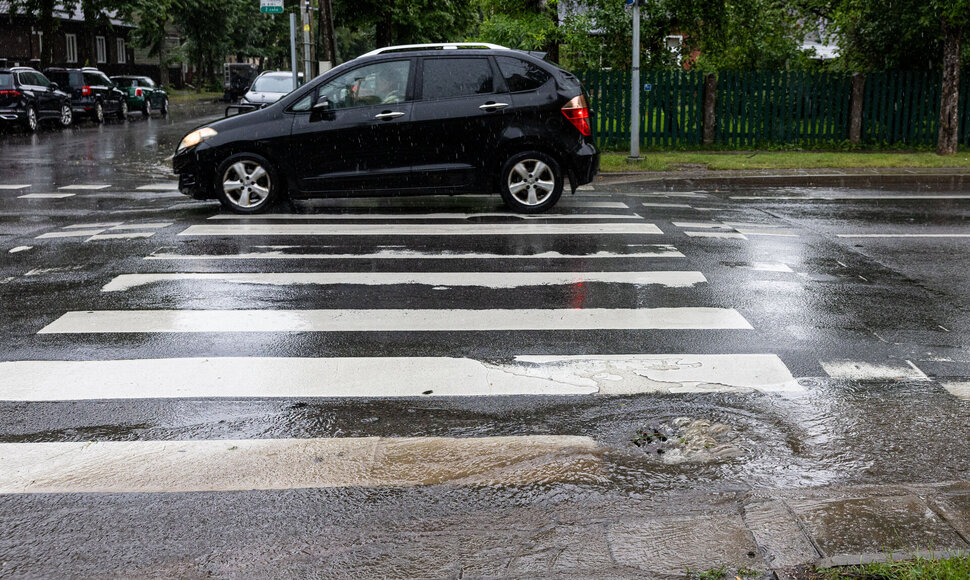 Nuo gausaus lietaus patvinusi gatvė Žveryne