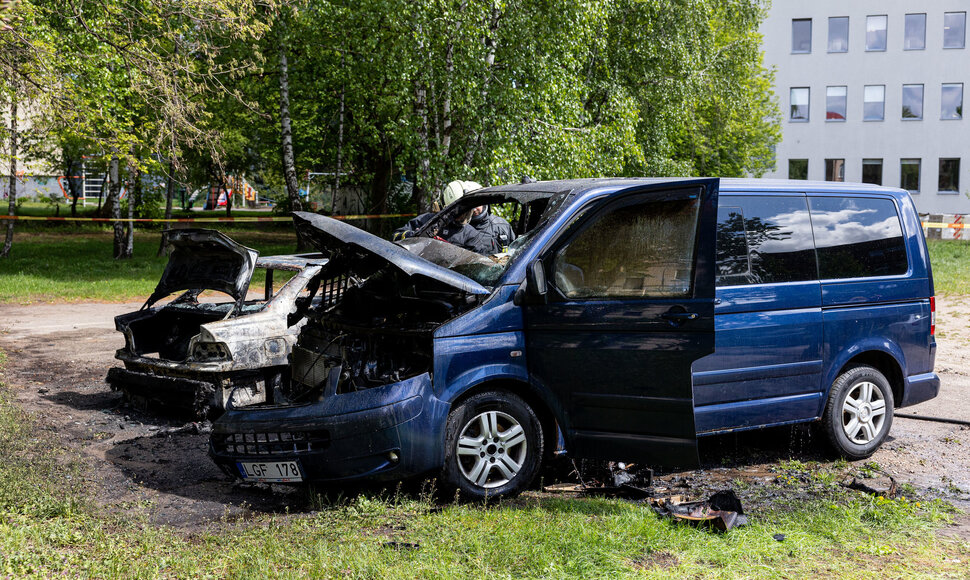 Saltoni&scaron;kių gatvėje užsidegė automobiliai