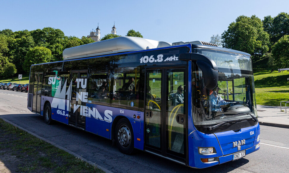 M-1 reklama papuoštas viešojo transporto autobusas Vilniuje