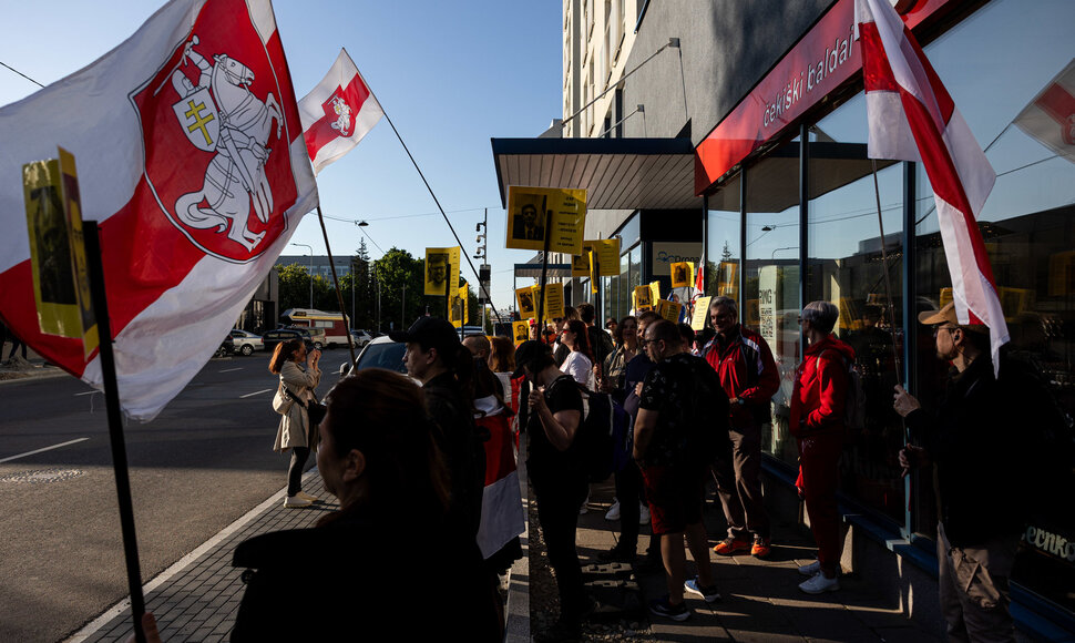 Baltarusių protestas prie Baltarusijos ambasados