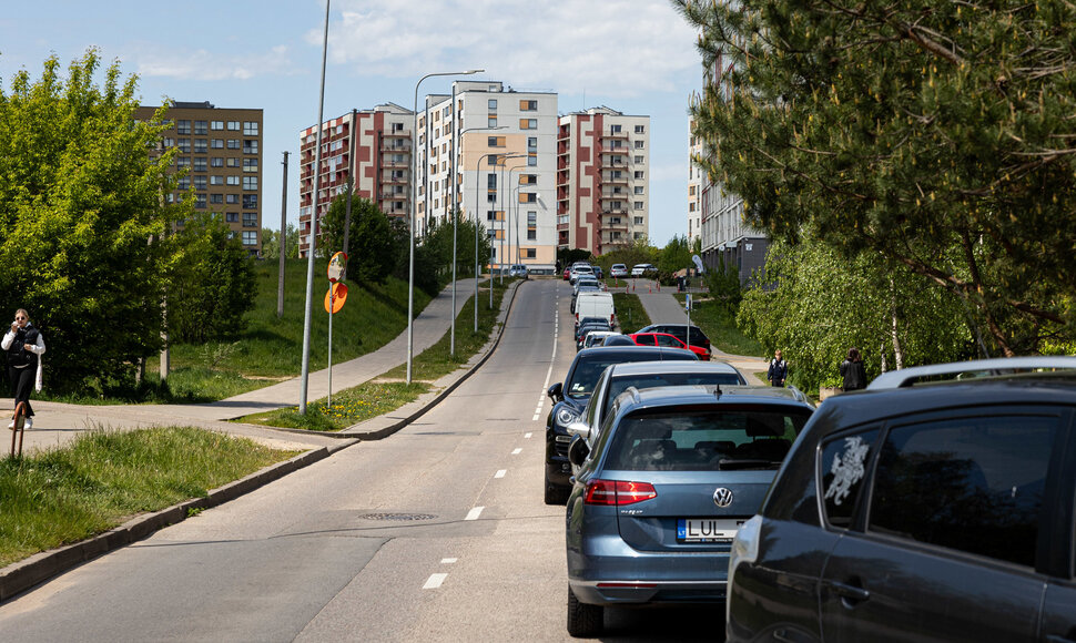 Automobilių parkavimas Leičių gatvėje, Vilniuje