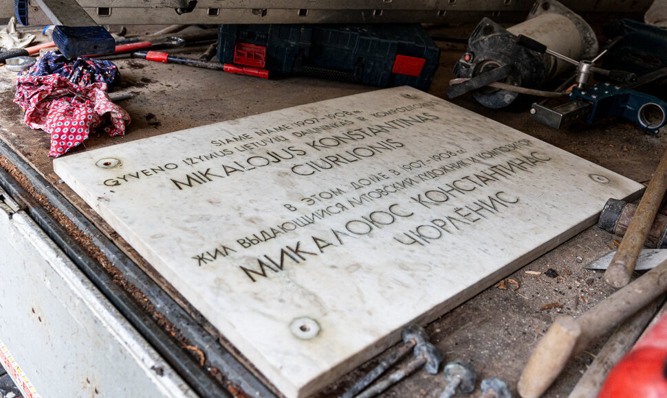 Nuimta atminimo lenta M.K.Čiurlioniui Vilniaus g. 12