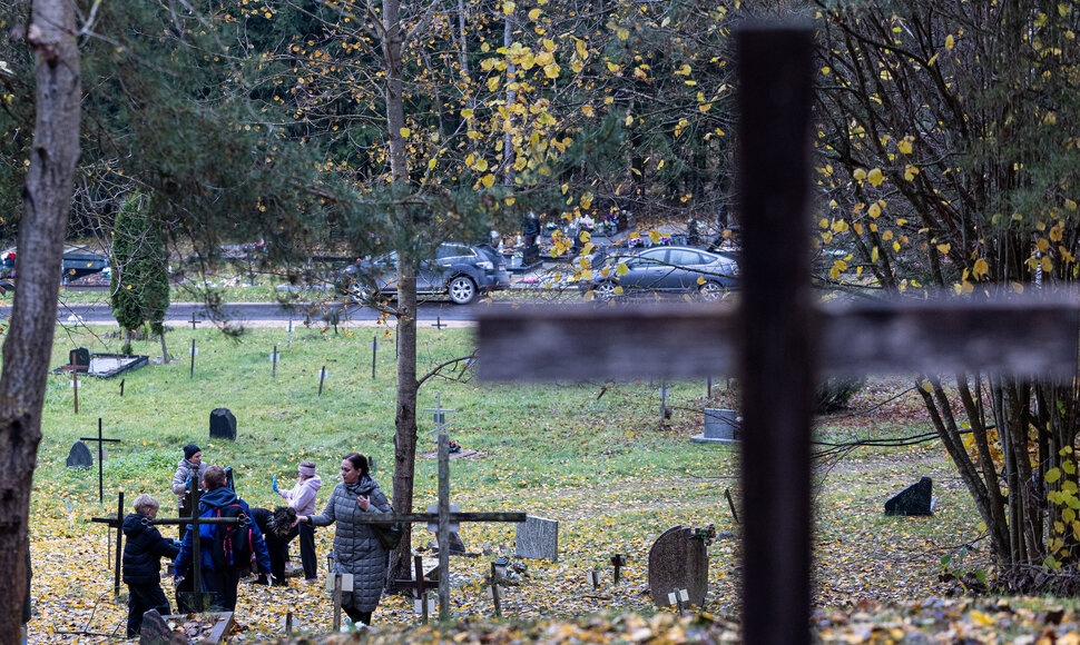 Akcija „Žvakutė ant užmiršto kapo“ Karveliškių kapinėse, Beglobių kalnelyje