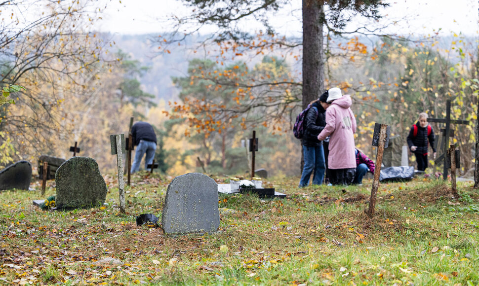 Akcija &bdquo;Žvakutė ant užmir&scaron;to kapo&ldquo; Karveli&scaron;kių kapinėse, Beglobių kalnelyje