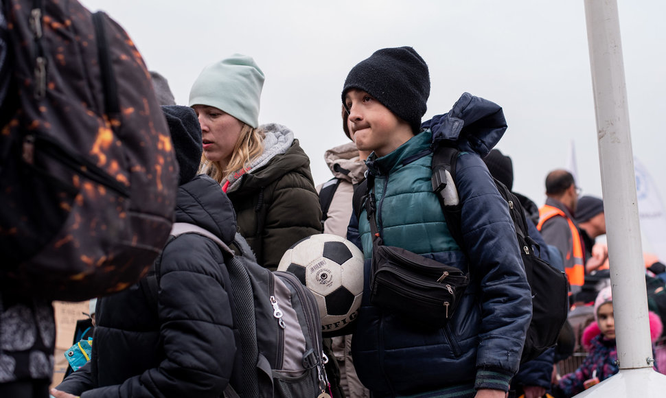 Ukrainos karo pabėgėliai kerta Lenkijos Ukrainos sieną Medykos pasienio punkte