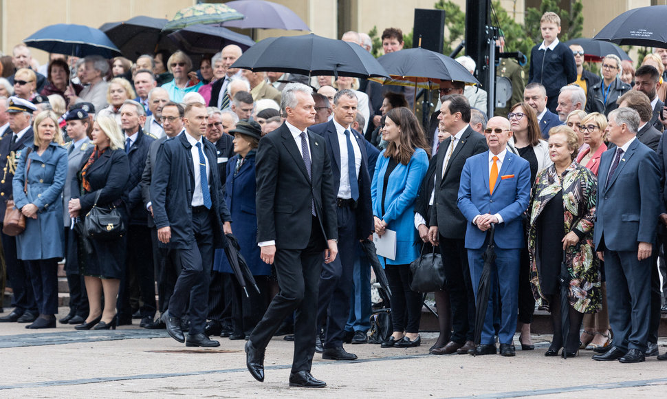 Valstybės vėliavos pakėlimo ceremonija Nepriklausomybės aikštėje Gedulo ir vilties bei Okupacijos ir genocido dienų proga