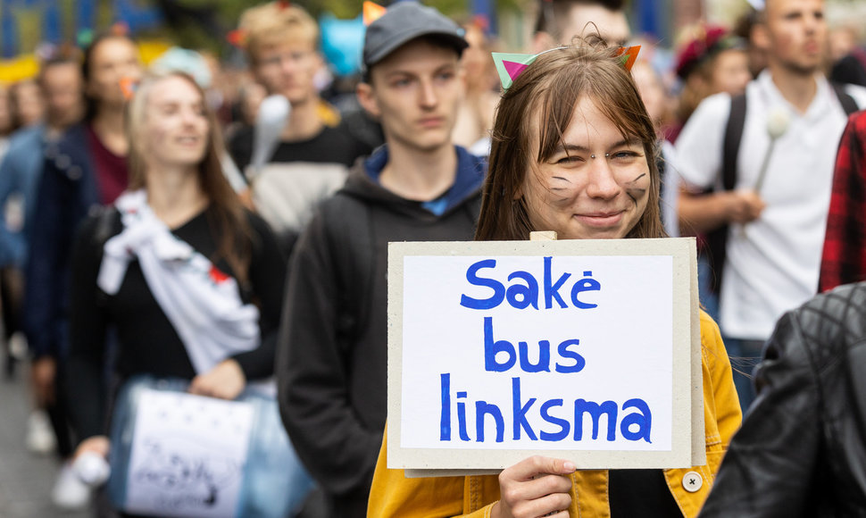 Vilniaus universiteto eisena Gedimino prospektu