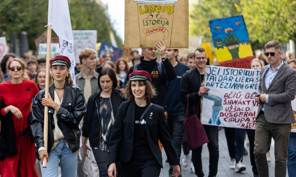 Vilniaus universiteto eisena Gedimino prospektu