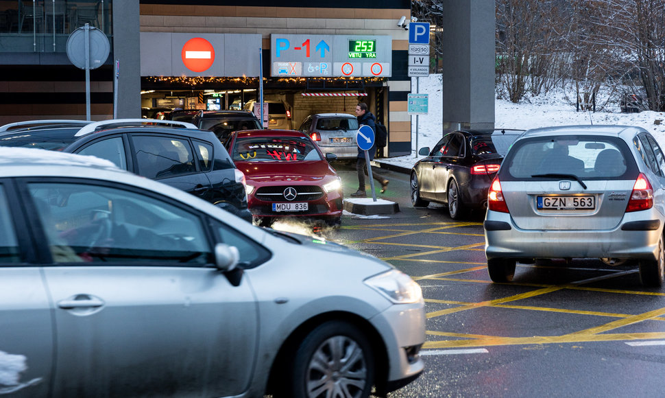 Automobilių spūstys prie prekybos centrų