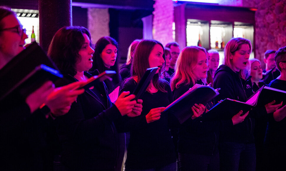 Choras „Bel canto“nustebino parodos „World press photo“ lankytojus surengdami netikėtą pasirodymą
