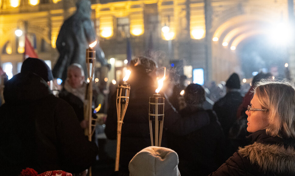 Nacionalinio susivienijimo eisena su deglais