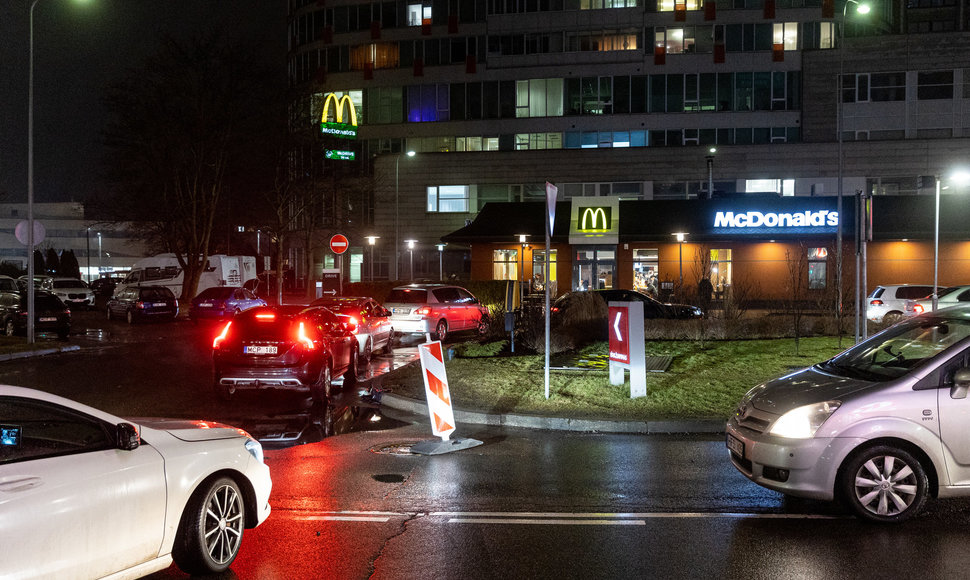 Automobilių eilės prie „McDonald’s“ restoranų