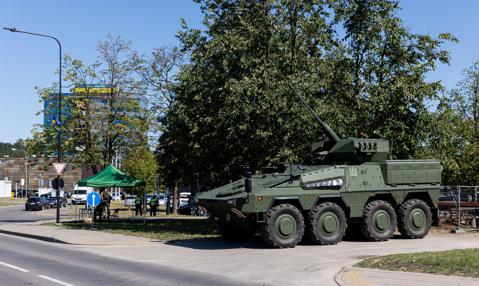 Policijos pareigūnai ir Lietuvos kariuomenės kariai Litexpo prieigose