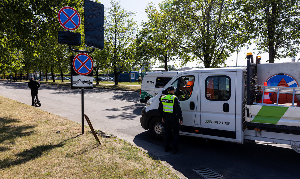 Policijos pareigūnai ir Lietuvos kariuomenės kariai Litexpo prieigose