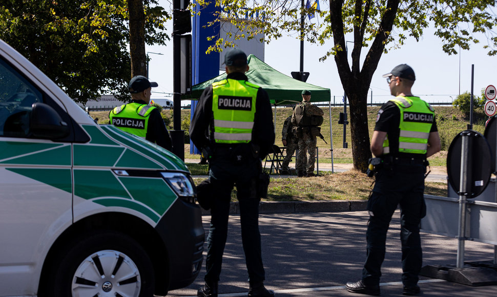 Policijos pareigūnai ir Lietuvos kariuomenės kariai Litexpo prieigose