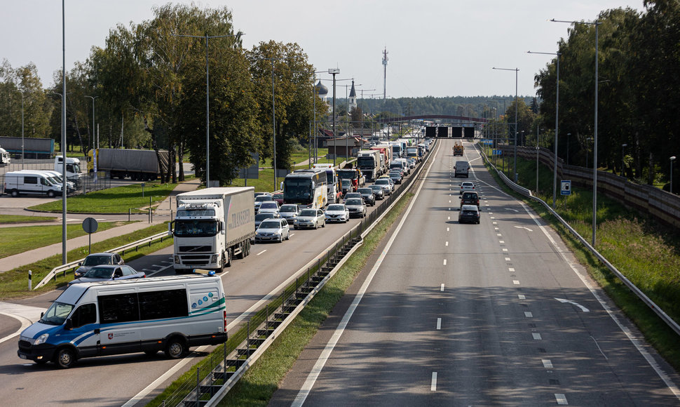 Kelyje Vilnius–Kaunas vilkikas rėžėsi į ženklus, žuvo kelininkas