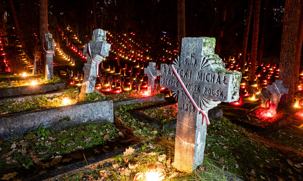 Vėlinių išvakarės Antakalnio kapinėse