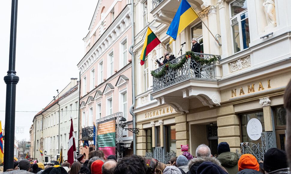 Vasario 16-osios minėjimas prie Lietuvos nepriklausomybės signatarų namų