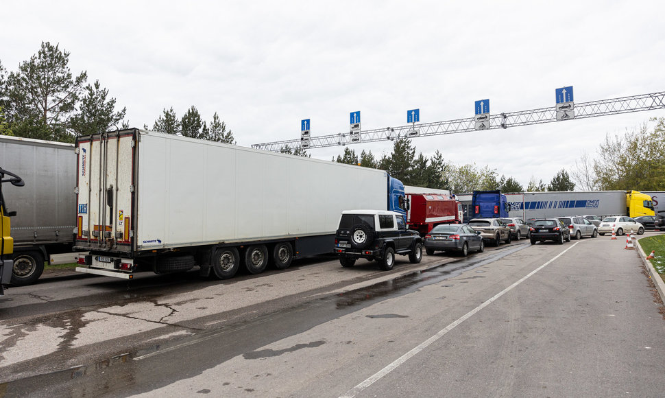 Sunkvežimiai prie techninės apžiūros centro