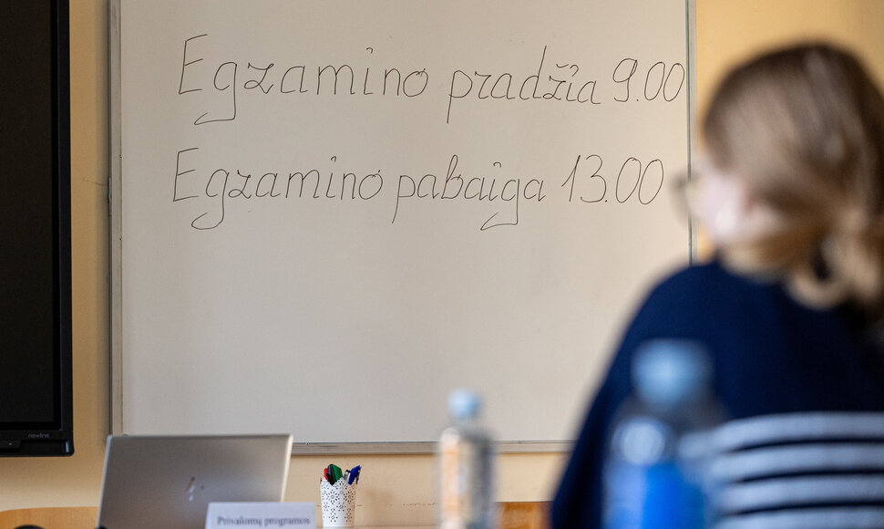 Vilniaus Antakalnio gimnazijoje laikomas lietuvių kalbos ir literatūros brandos egzaminas