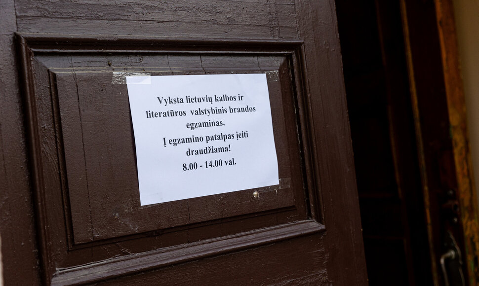 Vilniaus Antakalnio gimnazijoje laikomas lietuvių kalbos ir literatūros brandos egzaminas