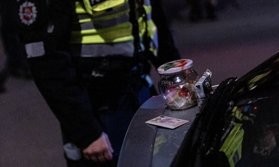 Per komendanto valandos pratybas Vilniuje, policijos patikros metu įkliuvo vyras su galimai narkotinėmis medžiagomis