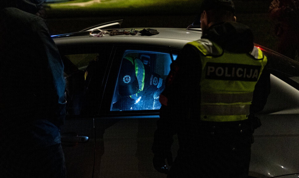 Per komendanto valandos pratybas Vilniuje, policijos patikros metu įkliuvo vyras su galimai narkotinėmis medžiagomis