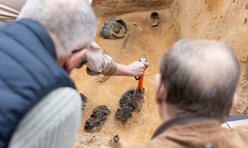 Verkių dvarvietėje pristatomas archeologinis atradimas – aptikti XIII–XIV amžių kapai