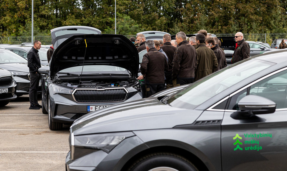 Škoda elektrinių automobilių perdavimas Lietuvos miškininkams