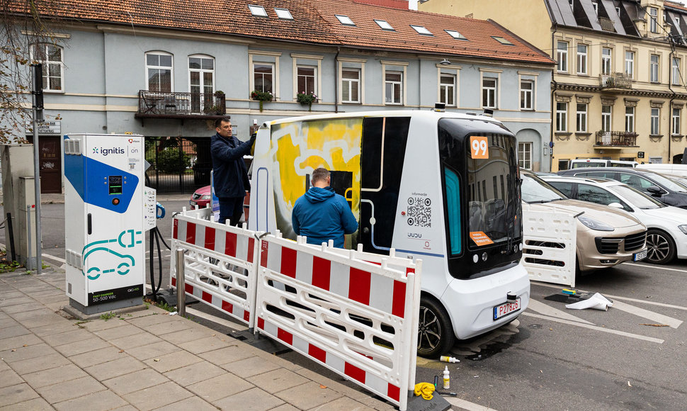 Grafičiais išpaišytas autonominis autobusas