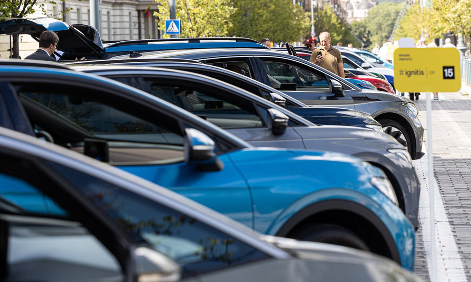 „eJudėjimo“ festivalyje esantys automobiliai