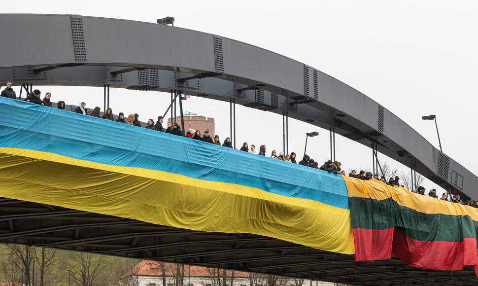 Ant Karaliaus Mindaugo tilto i&scaron;skleistos penkiasde&scaron;imties metrų ilgio Lietuvos ir Ukrainos vėliavos