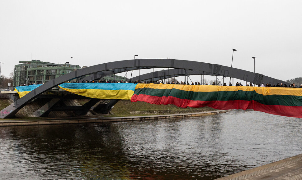 Ant Karaliaus Mindaugo tilto i&scaron;skleistos penkiasde&scaron;imties metrų ilgio Lietuvos ir Ukrainos vėliavos
