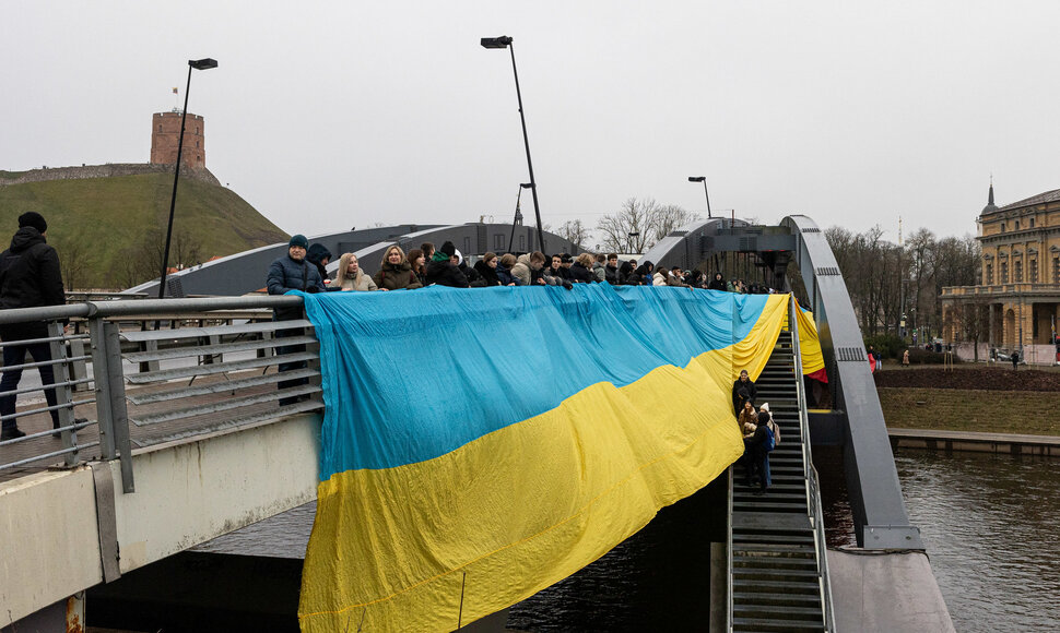 Ant Karaliaus Mindaugo tilto i&scaron;skleistos penkiasde&scaron;imties metrų ilgio Lietuvos ir Ukrainos vėliavos