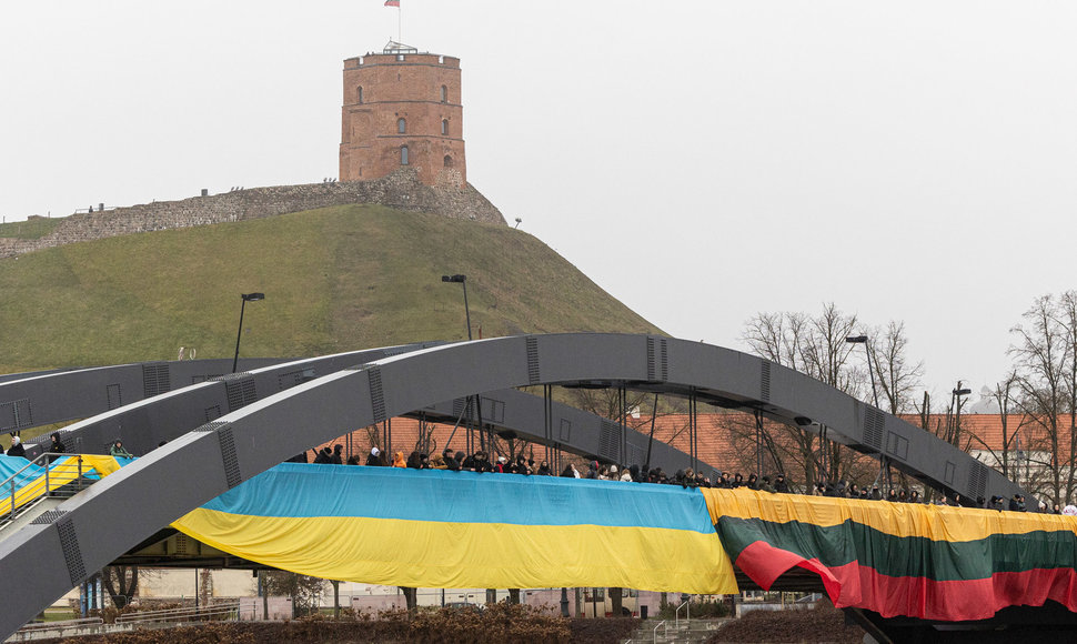 Ant Karaliaus Mindaugo tilto išskleistos penkiasdešimties metrų ilgio Lietuvos ir Ukrainos vėliavos