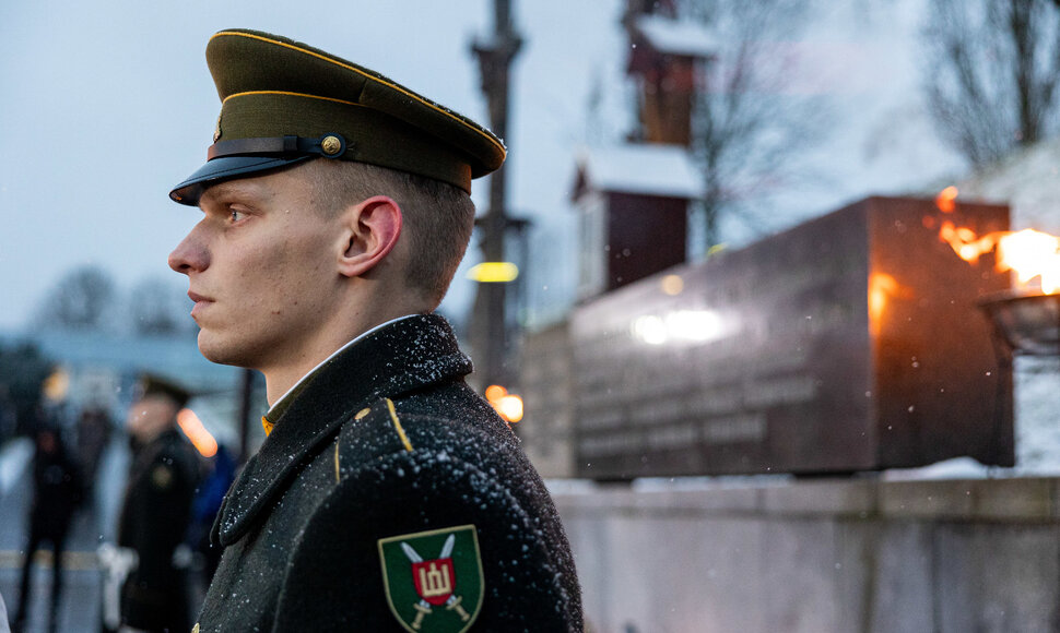 Atminimo laužų uždegimo ceremonija prie Vilniaus televizijos bok&scaron;to