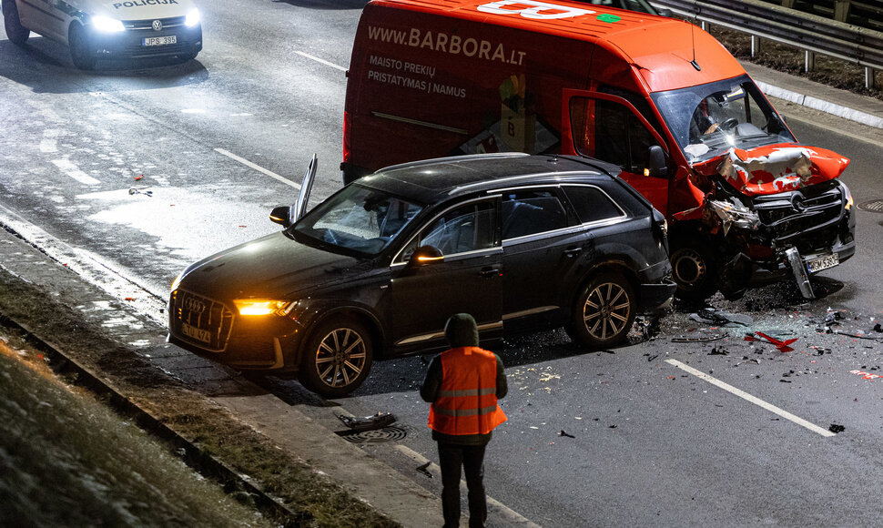 Vilniuje į avariją pateko &bdquo;Barboros&ldquo; mikroautobusas