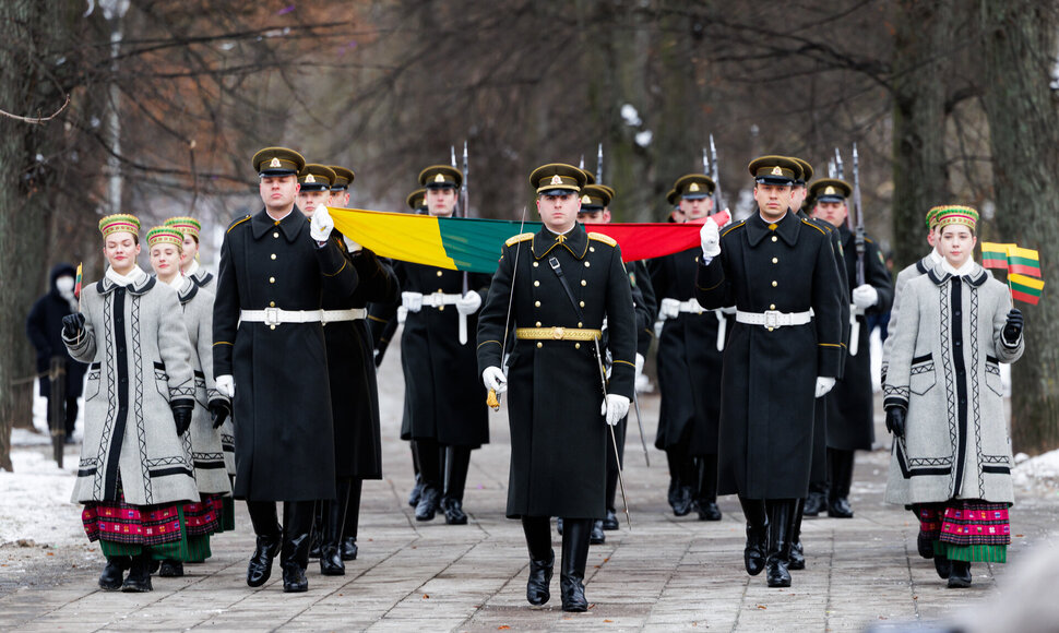 Pirmąją metų dieną, minint Lietuvos vėliavos dieną, tradiciškai pagerbta Lietuvos valstybės vėliavos iškėlimo Gedimino pilies bokšte 107-osios metinės