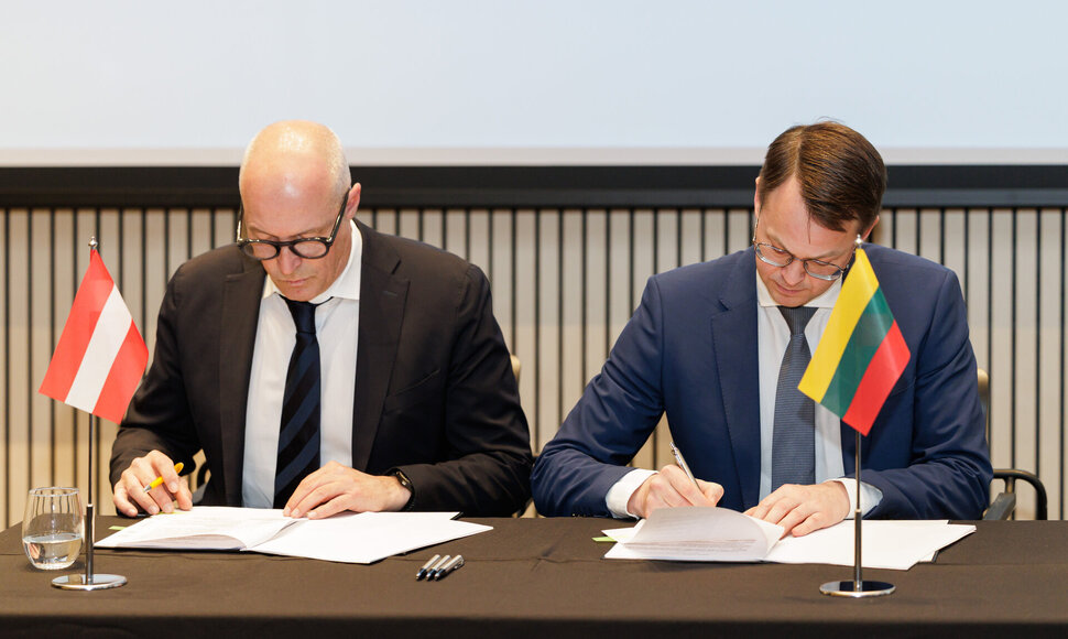 „Via Lietuva“ pasirašė sutartį dėl elektroninės kelių rinkliavos sistemos diegimo su tarptautinį atvirą konkursą laimėjusia įmone